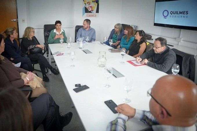 Mayra junto a representantes de colegios privados para dar respuesta a estudiantes del Mancedo