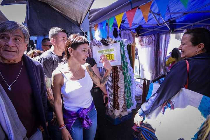 Este sábado, Mayra visitó la Feria de Solano y dialogó con vecinos y comerciantes