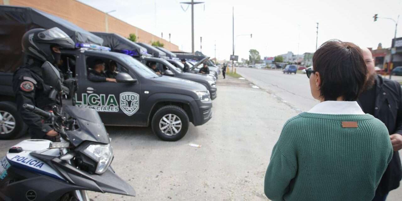 Mayra Mendoza en el nuevo destacamento policial de Quilmes Oeste y presenció un operativo