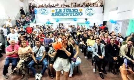 Estefanía Albasetti reunió cientos de fiscales liberales en apoyo a Javier Milei en Quilmes