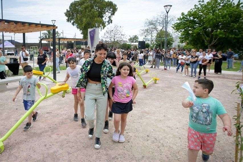 Mayra Mendoza inauguró otro paseo público, la Plaza Primavera en el Barrio Lynch de Bernal Oeste