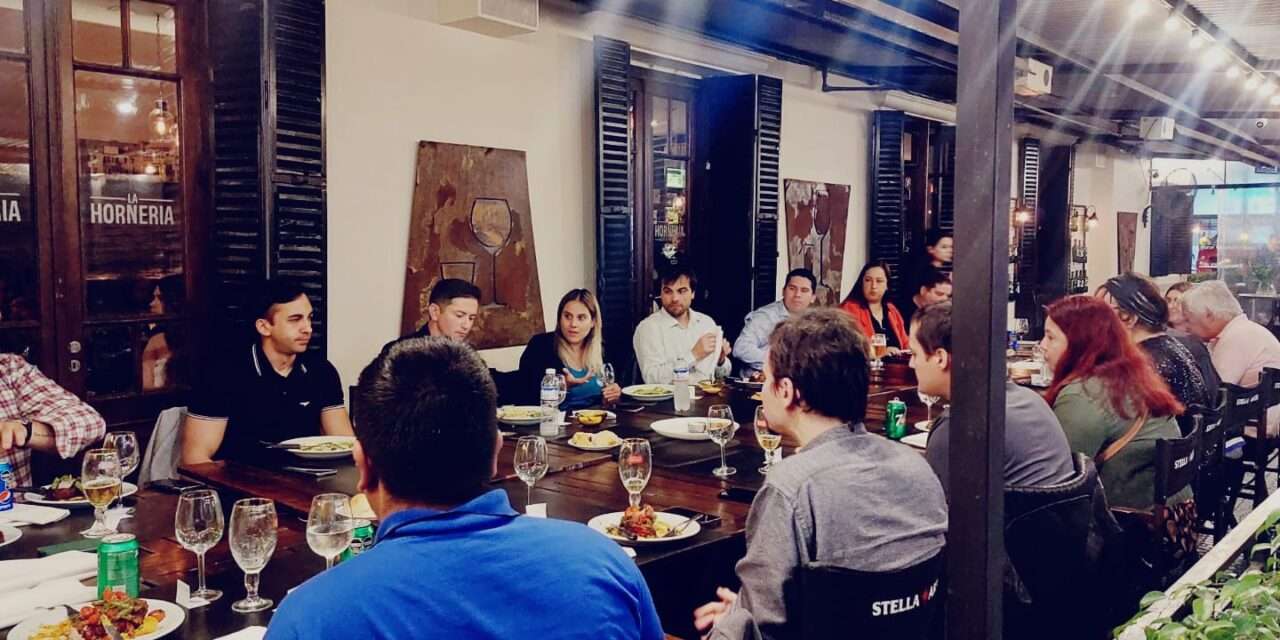 Estefanía Albasetti junto a empresarios y emprendedores de Quilmes