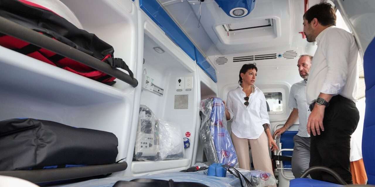 Junto a Kreplak, Mayra entregó una ambulancia y un ecógrafo para la UPA17