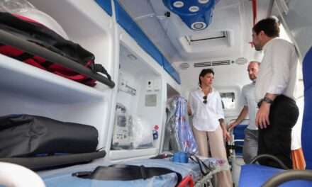 Junto a Kreplak, Mayra entregó una ambulancia y un ecógrafo para la UPA17