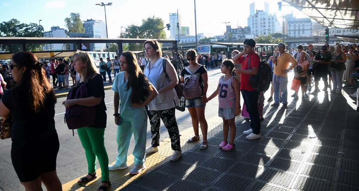 A esperar más en el AMBA: Redujeron las frecuencias de colectivos