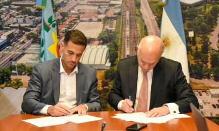Julián Álvarez y Néstor Grindetti firmaron el traspaso formal de la Intendencia de Lanús