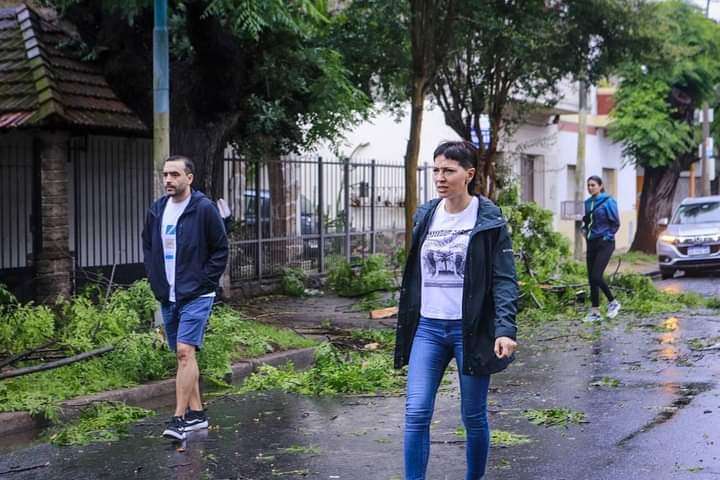 Mayra Mendoza supervisó tareas de prevención y ayuda por el fortísimo temporal