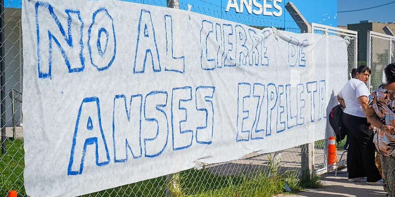 Abrazo solidario en el ANSES de Ezpeleta por numerosos despidos