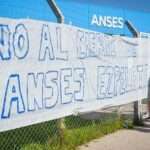 Abrazo solidario en el ANSES de Ezpeleta por numerosos despidos