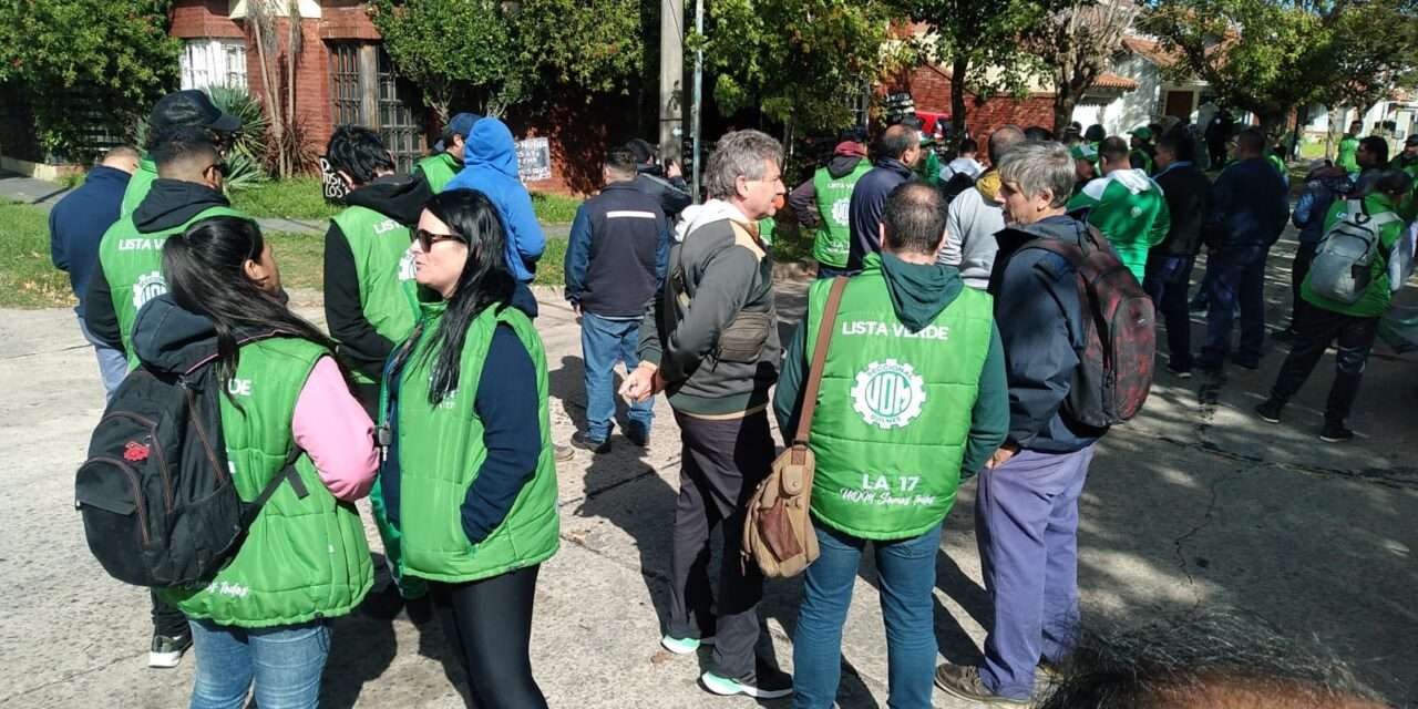 Escrachan en  Bernal a empresario que despidió sin indemnización a trabajadores metalúrgicos