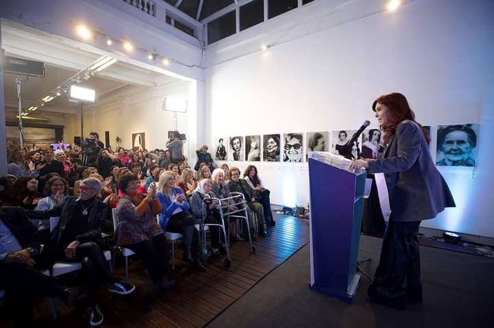 Mayra, una  de las principales dirigentes cristinistas, con CFK en el acto del Patria