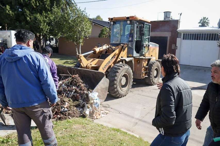 Mayra supervisó el operativo integral de bacheo y limpieza en Ezpeleta