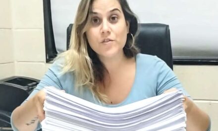 Concejal libertaria mostró una pila de reclamos para presentar en el HCD