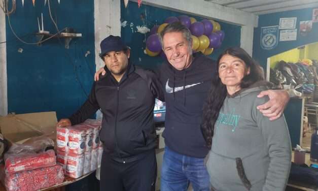 El concejal de La Libertad Avanza, Ricardo Rij, entregó donaciones en Villa Luján