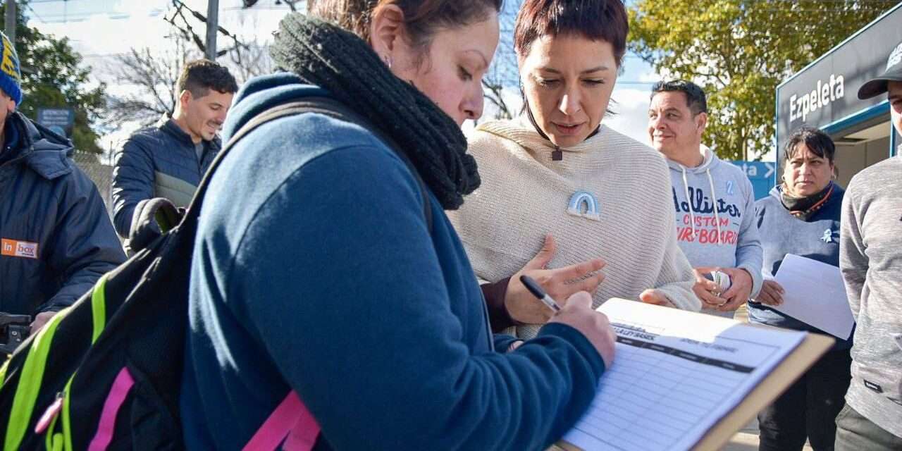 Mayra salió a militar con vecinos contra la Ley Bases