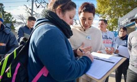 Mayra salió a militar con vecinos contra la Ley Bases