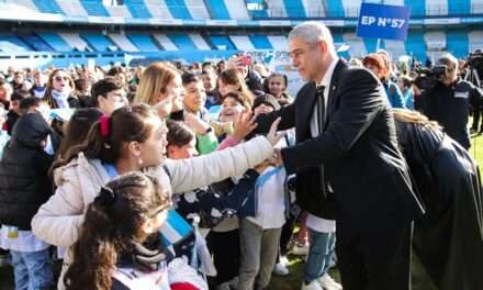 Multitudinaria Promesa de Lealtad a la Bandera en el Estadio Racing de Avellaneda