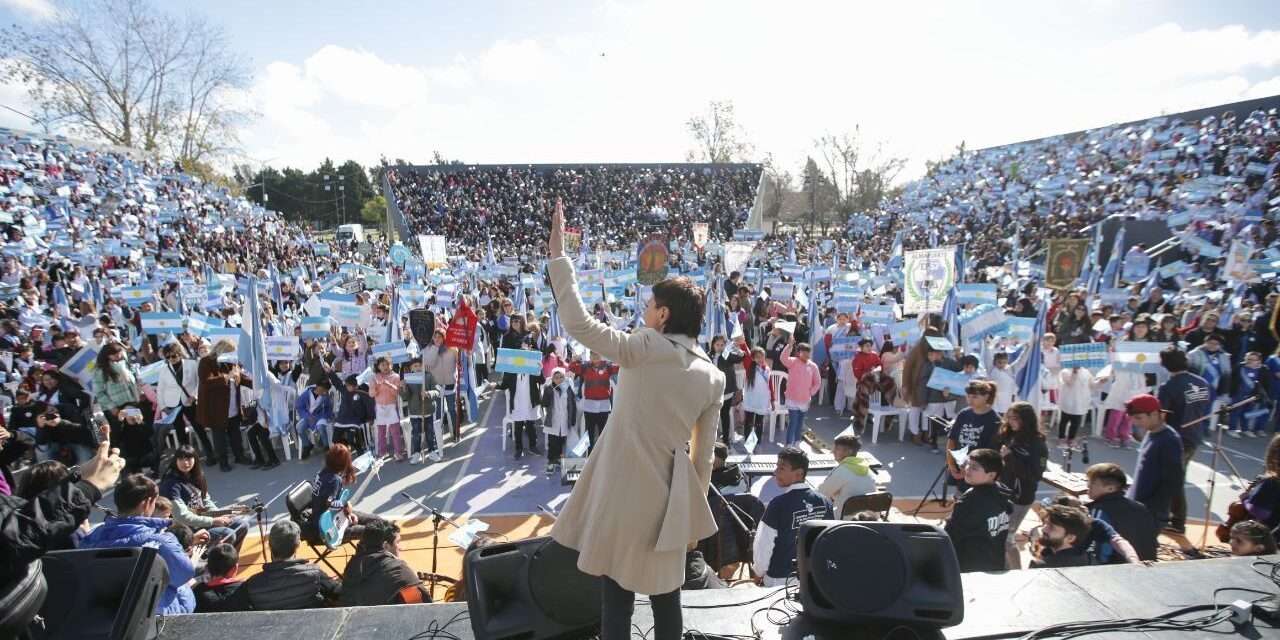 En el Polideportivo, Mayra Mendoza encabezó un acto con 4 mil alumnos que juraron la bandera