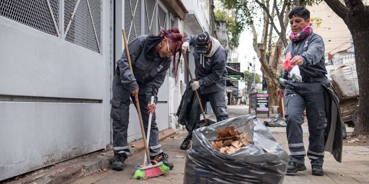 En Lanús sumaron más de 400 trabajadores para extender el sistema de barrido al 95 por ciento del distrito