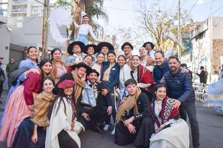 Con muy buena concurrencia en los 'Paseos Patrios en la Calle', Mayra los recorrió con vecinos