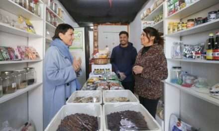 Mayra visitó a una vecina y comerciante de Bernal Oeste: "Siempre que hay una cuestión de microemprendedores, voy yo"