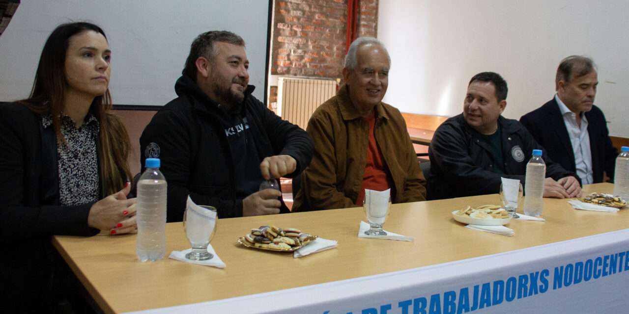 Merkis, secretario general de la FATUN, junto a trabajadores y autoridades de la UNQ