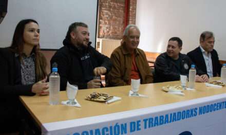 Merkis, secretario general de la FATUN, junto a trabajadores y autoridades de la UNQ