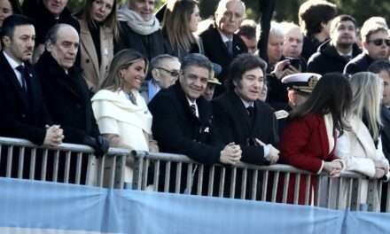 Junto al Presidente, Jorge Macri participó del desfile militar para celebrar el Día de la Independencia