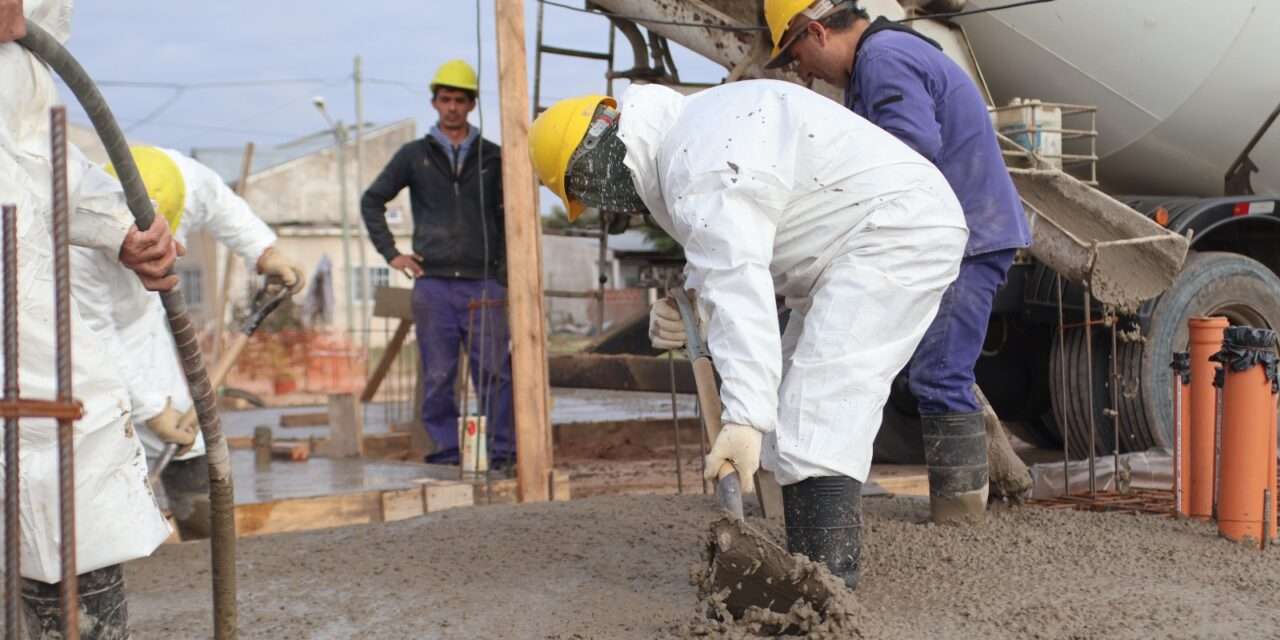 En Berazategui comenzaron las obras de 120 viviendas para reubicar familias que viven sobre el arroyo Las Conchitas