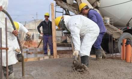 En Berazategui comenzaron las obras de 120 viviendas para reubicar familias que viven sobre el arroyo Las Conchitas