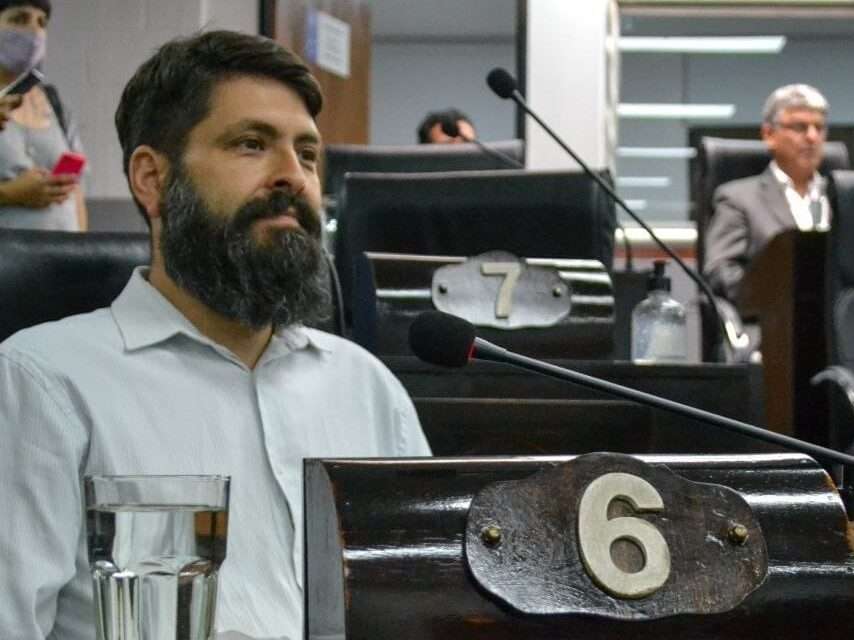 Arauz: "Caputo armó una bicicleta financiera otra vez"