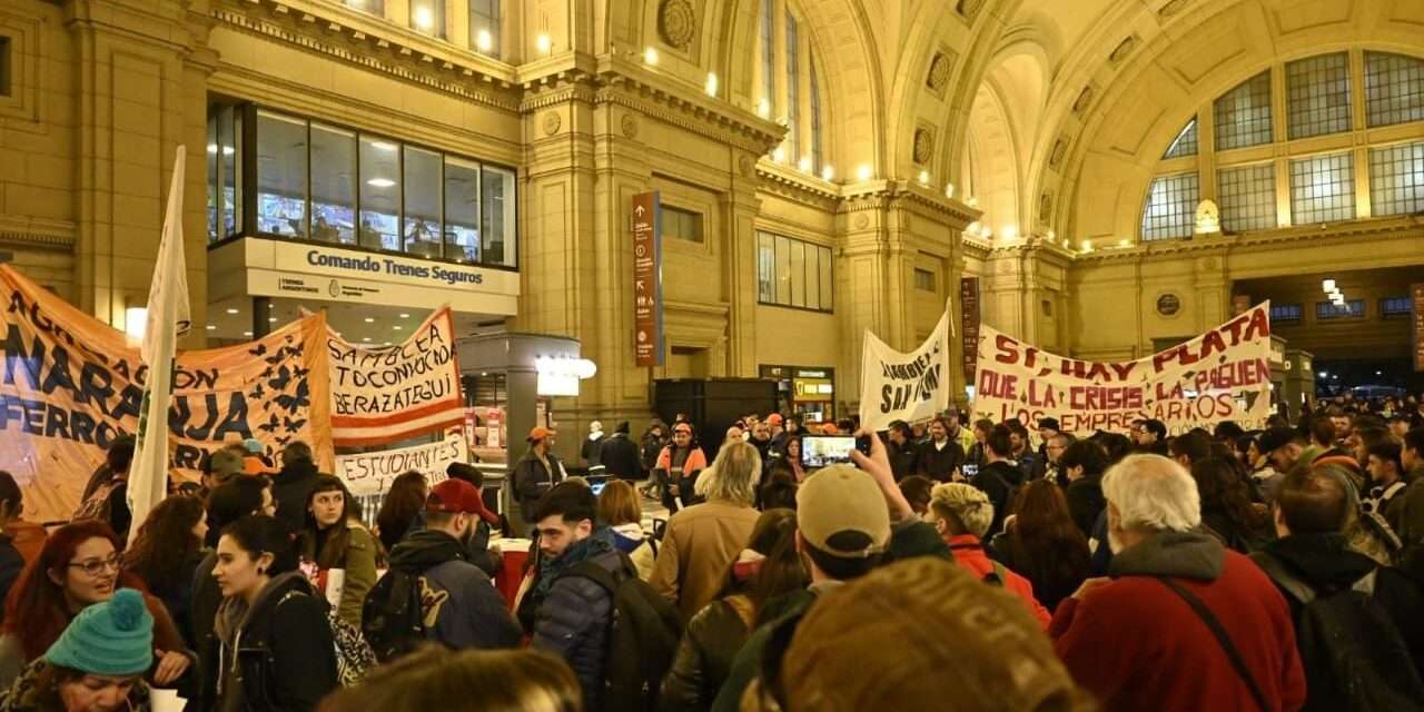 Trabajadores del Roca y usuarios reclamaron contra la privatización de Trenes Argentinos