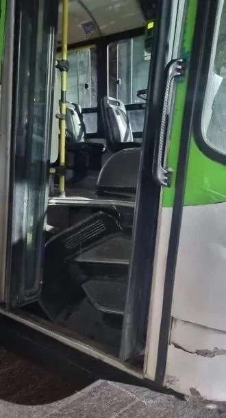 Increíble accidente: Se quebró el piso de un colectivo y un pasajero murió aplastado