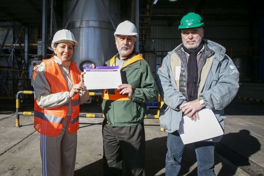 Mayra Mendoza le entregó el certificado ambiental a la industria GCP Argentina SA