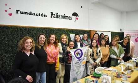 Mayra Mendoza presente en una reunión de trabajo con la Mesa de Enfermedades Poco Frecuentes