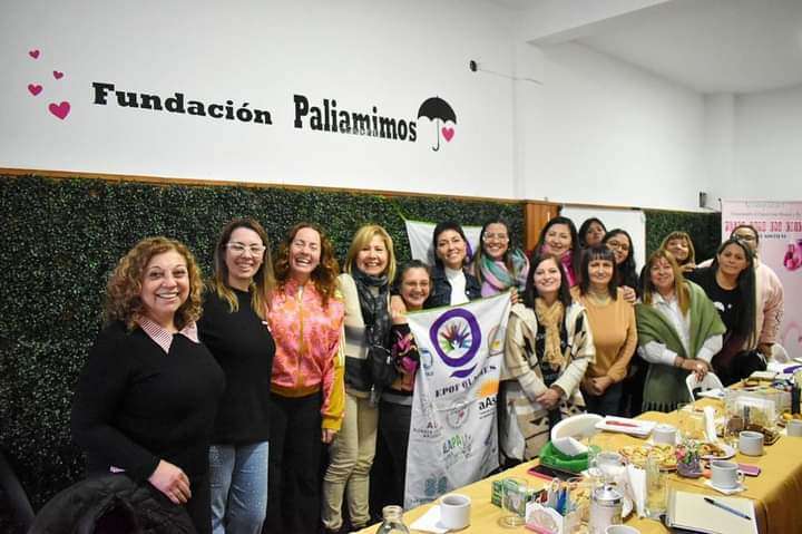 Mayra Mendoza presente en una reunión de trabajo con la Mesa de Enfermedades Poco Frecuentes