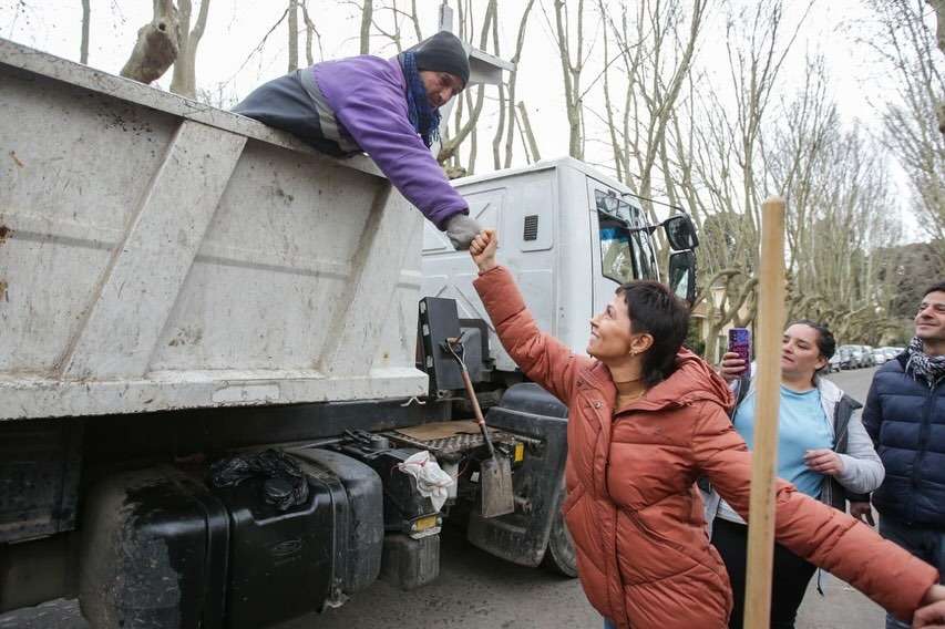 Mayra Mendoza recorrió un operativo de limpieza en Villa Argentina