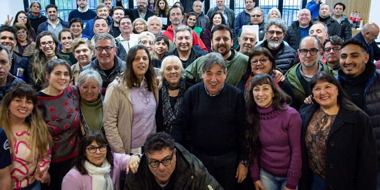 El “Cholo” García y el senador Emmanuel Santalla junto a municipales junto y la Presidenta del IPS