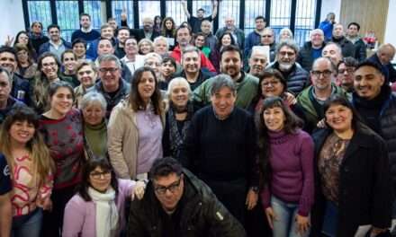 El “Cholo” García y el senador Emmanuel Santalla junto a municipales junto y la Presidenta del IPS