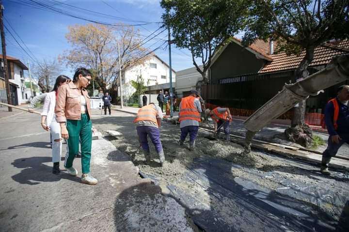 Mayra supervisó una obra de bache en Bernal, y compartió una mateada vecinal en Villa Alcira