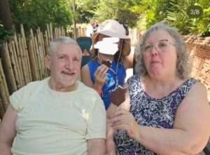 AHORA: En Animal Kingdom saboreando un helado, junto a su esposa y una de sus nietas