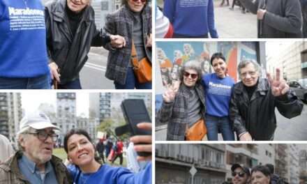 Mayra con los jubilados en Plaza de Mayo