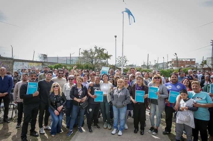 Mayra entregó más de 150 escrituras a vecinos: "Con un Estado presente y eficiente, vamos a seguir garantizando derechos"