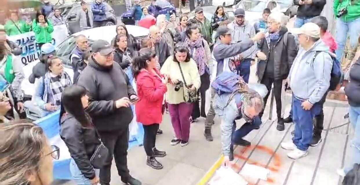 (VIDEOS) Ła Multisectorial Quilmes salió a la calle a "visitar" PAMI por recortes y empresas de servicios por aumentos