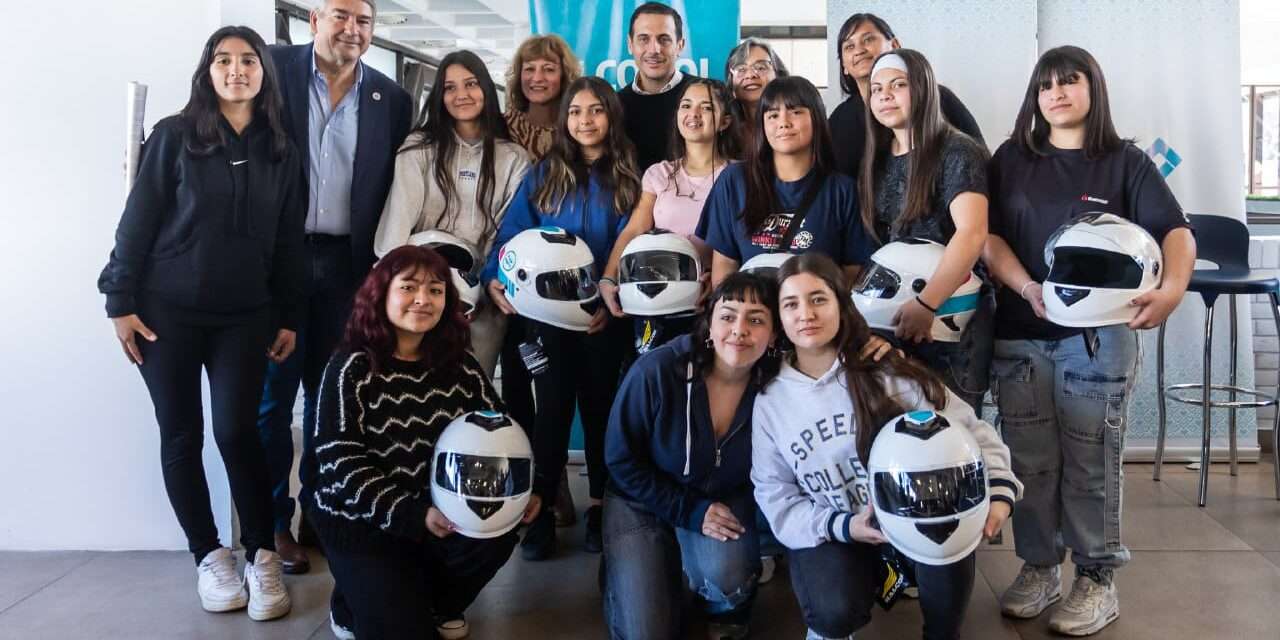 Lanús Gobierno entregó cascos a escuelas técnicas que participan del "Desafío ECO YPF"