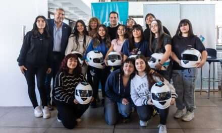 Lanús Gobierno entregó cascos a escuelas técnicas que participan del "Desafío ECO YPF"