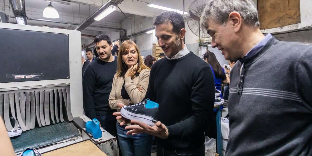 Julián Álvarez visitó la fábrica de calzados Jaguar Shoes de Valentín Alsina