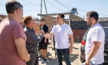 Julian Álvarez conversó con vecinos de Los Ceibos sobre el programa Ordenadores Barriales