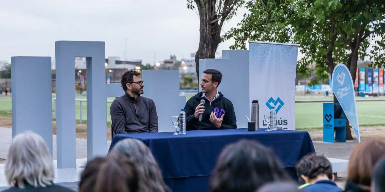 Julián Álvarez y el nieto recuperado, Leonardo Fossati, presentaron el curso "Abuelas y el Derecho a la Identidad"