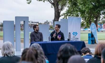 Julián Álvarez y el nieto recuperado, Leonardo Fossati, presentaron el curso "Abuelas y el Derecho a la Identidad"